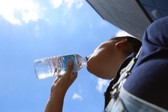 BEBENDO AGUA.jpg