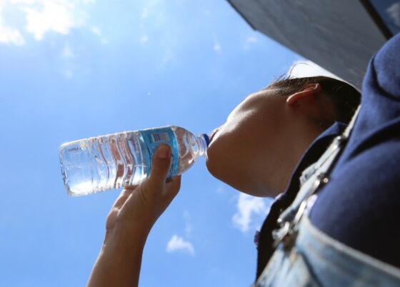 BEBENDO AGUA.jpg