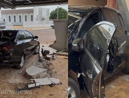 Acidente entre três carros termina com casa invadida e muro derrubado