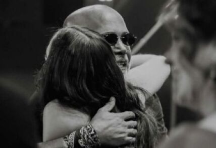 aniversariante de 15 anos presta homenagem a cantor Rick