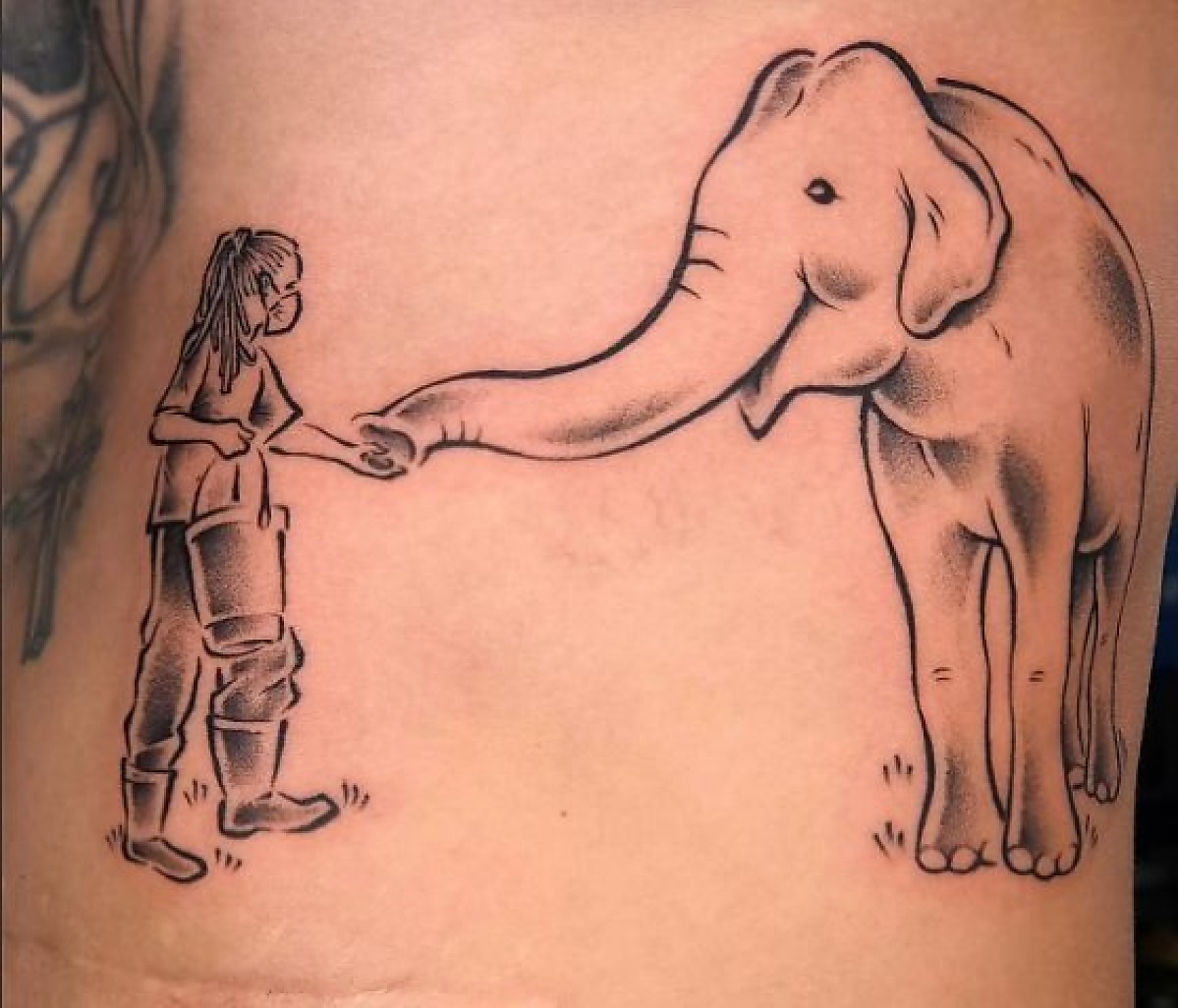Tratador homenageia elefante Sandro transferido para Chapada dos Guimarães, MT