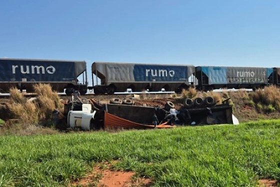 Caminhoneiro não percebe sinalização e é atingido por trem em MT