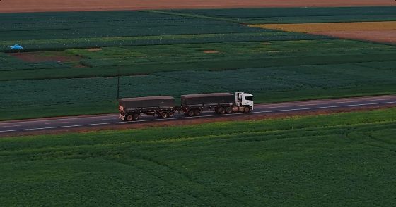 Caminhão em rodovia
