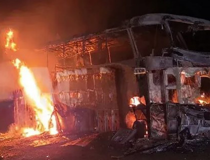 ônibus com 22 passageiros pega fogo