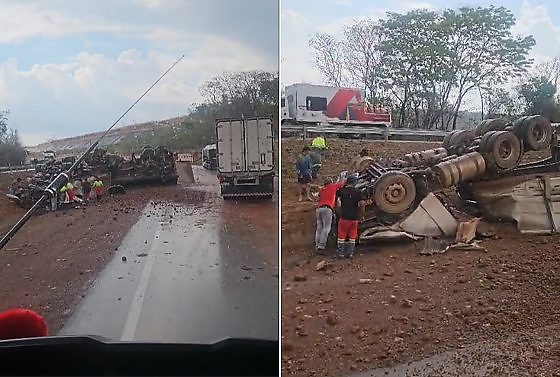 Motorista morre após carreta perder controle e capotar na BR-364