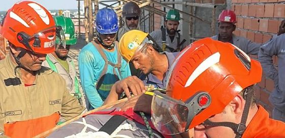 Trabalhador cai de altura de 3 metros em construção em prédio