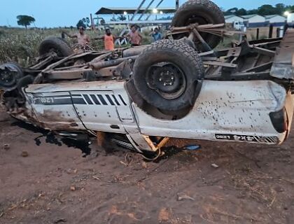 Caminhonete bate em meio-fio e capota na MT-208: adolescente morre e dois ficam feridos