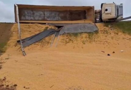 Carreta carregada com milho tomba em viaduto da BR-163 e interdita rodovia 