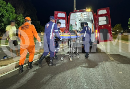 Jovem perde controle de moto e bate em poste em Rondonópolis 