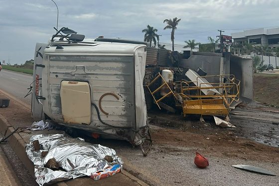 Motorista de carreta carregada com brita morre preso às ferragens ao tombar na BR-163