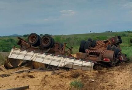 Carreta com mais de 37 toneladas de soja tomba na MT-344 e deixa motorista ferido