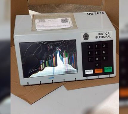 Mulher é presa após quebrar urna durante a votação em Cuiabá_montagem 