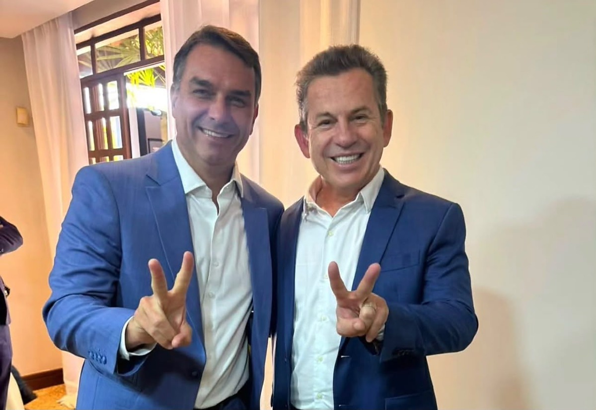 Mauro Mendes articula votos para Flávio Bolsonaro em Mato Grosso