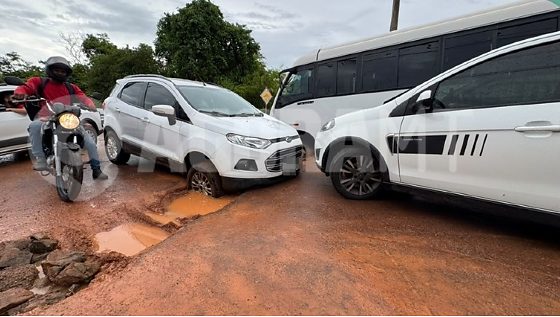Forte chuva provoca transtornos no trânsito de Rondonópolis e veículos ficam atolados