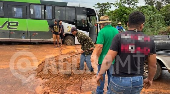 Forte chuva provoca transtornos no trânsito de Rondonópolis e veículos ficam atolados