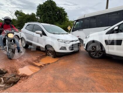 Forte chuva provoca transtornos no trânsito de Rondonópolis e veículos ficam atolados