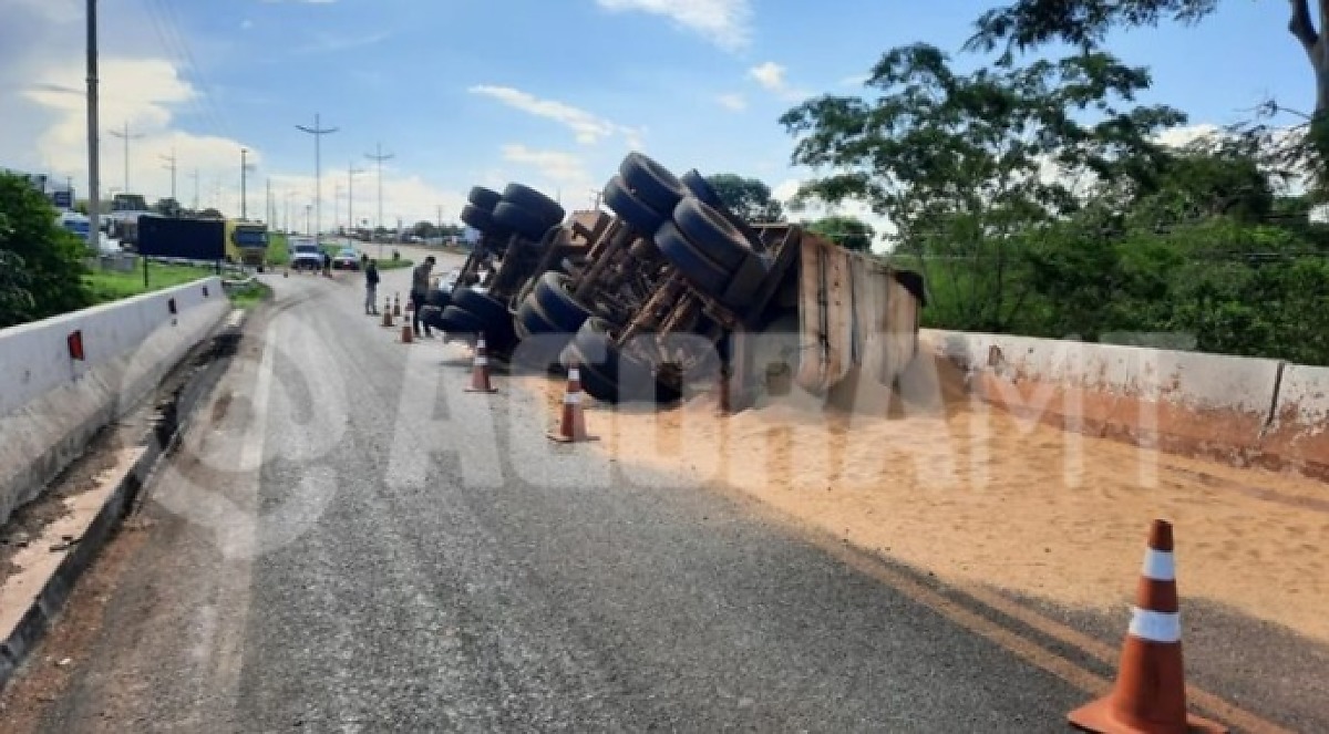 Carreta com farelo de soja tomba na BR-364 entre Rondonópolis e Pedra Preta, MT