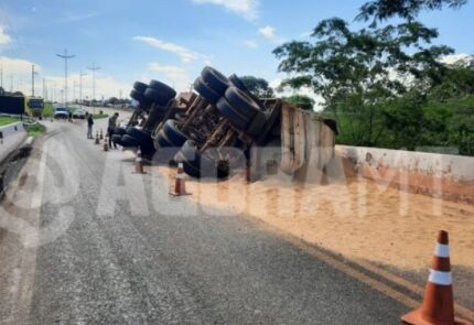 Carreta bitrem carregada com farelo de soja tomba na BR-364 e interdita uma das pistas