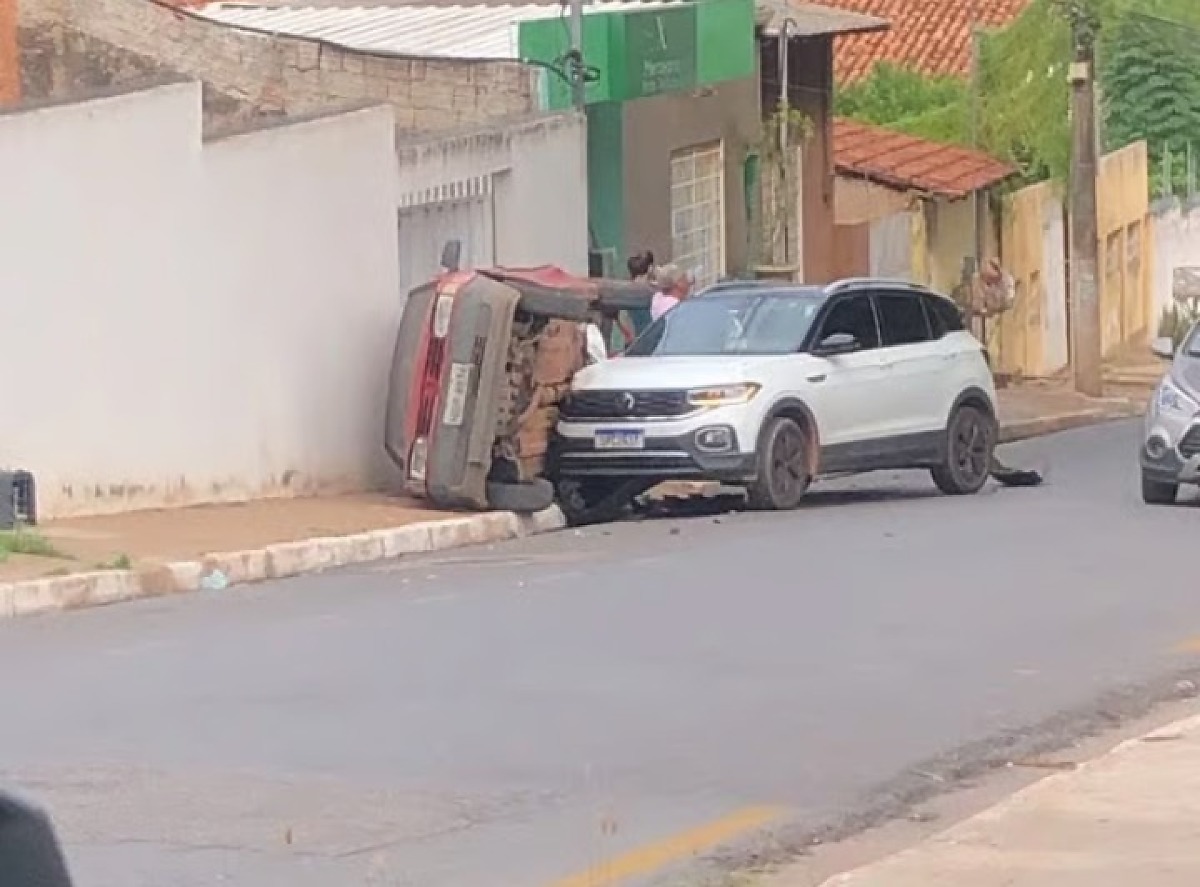 Colisão entre dois carros deixa veículo capotado em Cuiabá