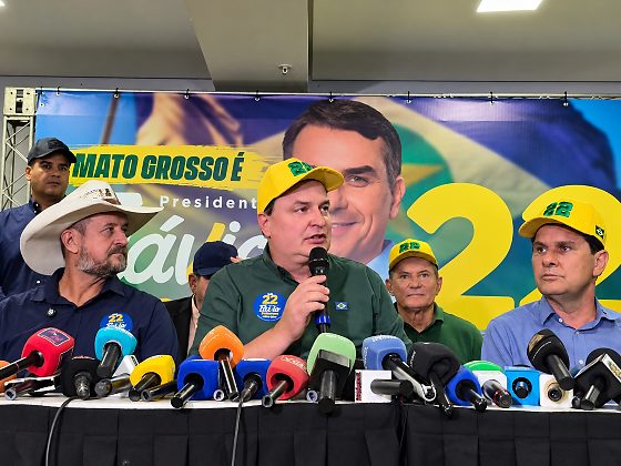 Os deputados estaduais Gilberto Cattani (PL), à esquerda e à direita o Chico Guarnieri (PSDB) com o presidente da ALMT, Max Russi (Podemos), em fala durante coletiva. 