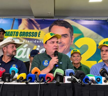 Os deputados estaduais Gilberto Cattani (PL), à esquerda e à direita o Chico Guarnieri (PSDB) com o presidente da ALMT, Max Russi (Podemos), em fala durante coletiva. 