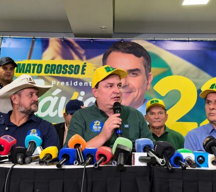 Os deputados estaduais Gilberto Cattani (PL), à esquerda e à direita o Chico Guarnieri (PSDB) com o presidente da ALMT, Max Russi (Podemos), em fala durante coletiva. 
