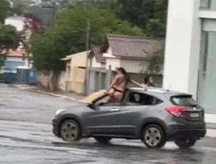 Duas mulheres só de calcinha são flagradas em janela de carro em 