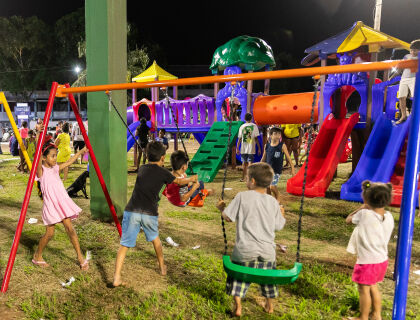 Prefeitura entrega parquinho no Pedra 90 e famílias celebram espaço gratuito de lazer