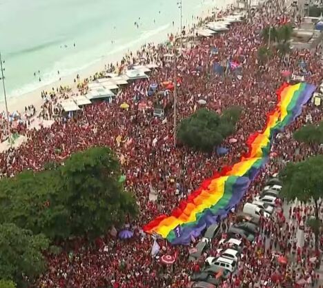 Apoiadores de Lula fazem ato em Copacabana, na Zona Sul do Rio