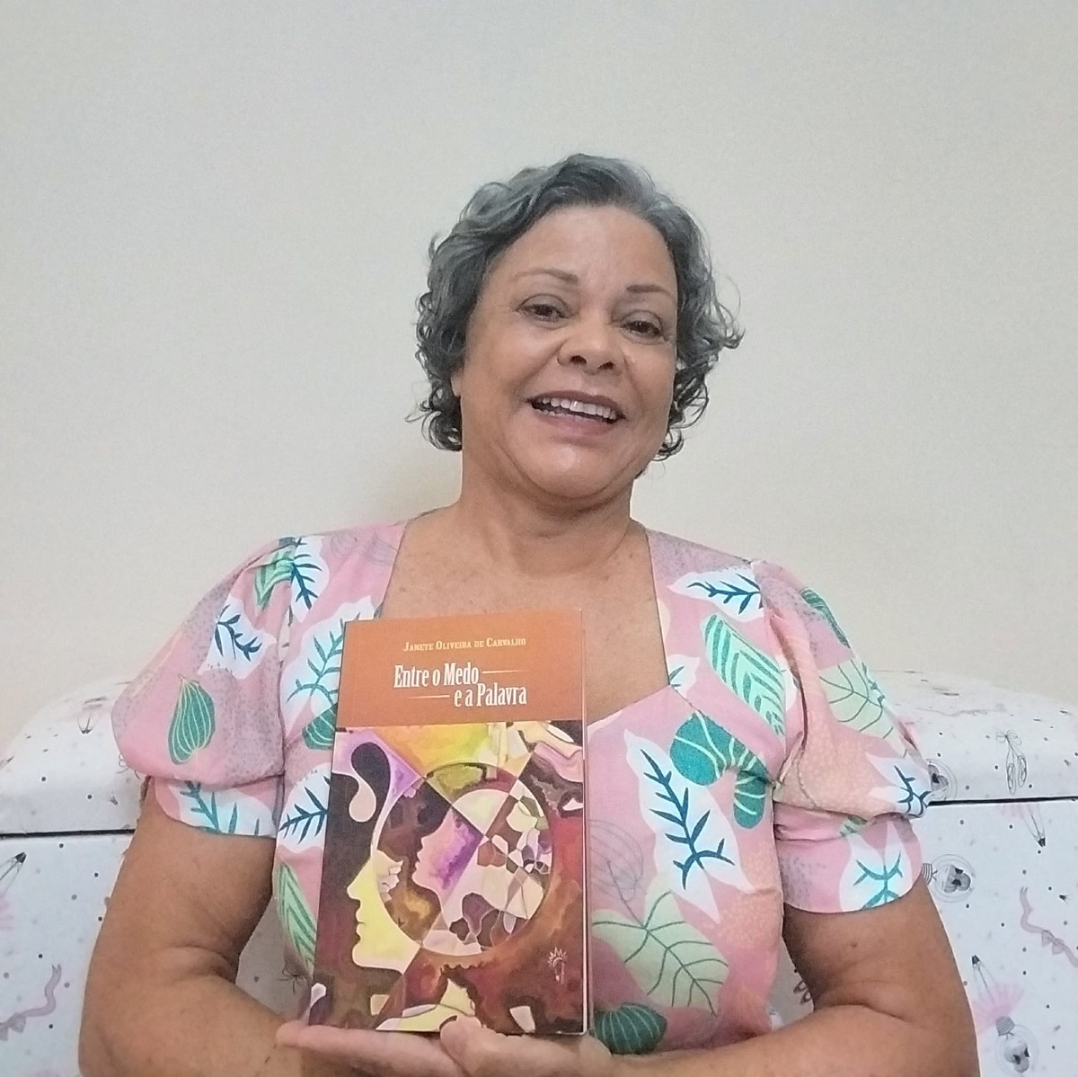 Pedagoga lança livro sobre abusos sofridos na infância em Cuiabá