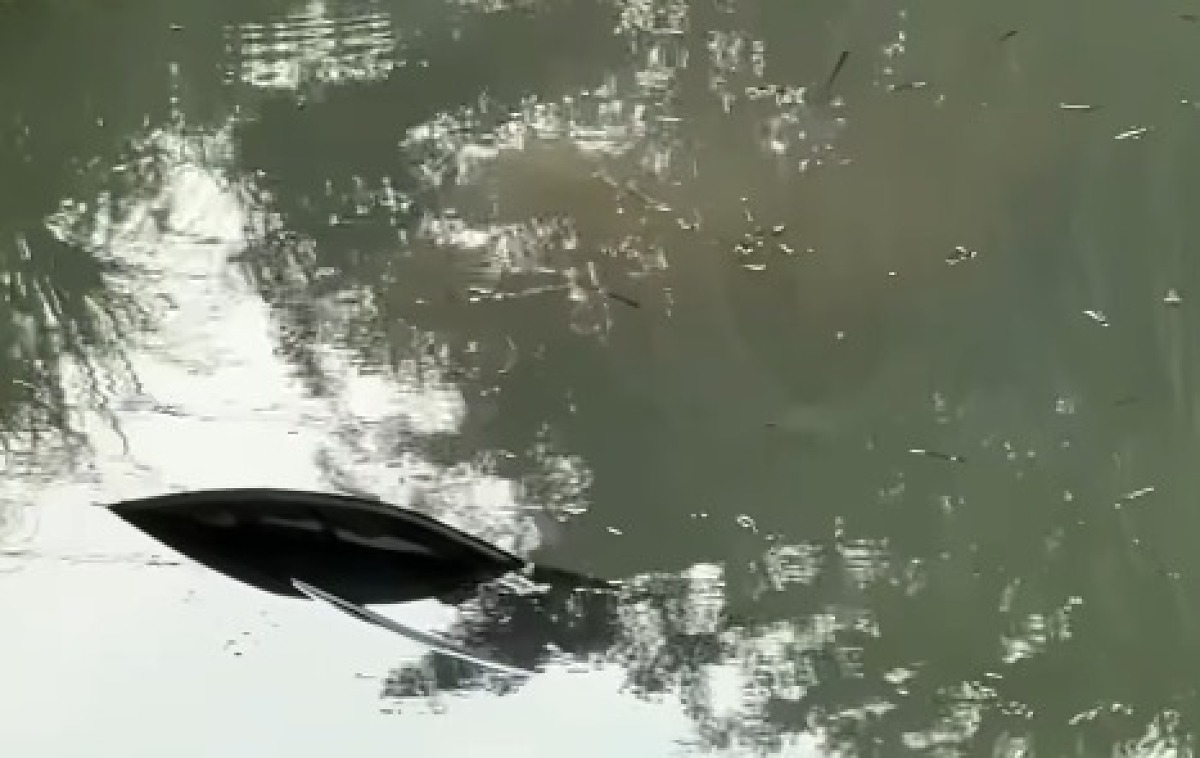 Colisão entre carro e picape termina com veículo em córrego em Lucas do Rio Verde