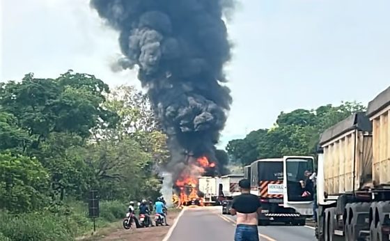 Batida entre duas carretas deixa ao menos um morto na BR-364