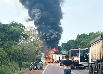 Batida entre duas carretas deixa ao menos um morto na BR-364 