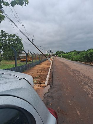 Temporal na madrugada provoca transtornos e mais de 20 bairros sem energia em Cuiabá e V