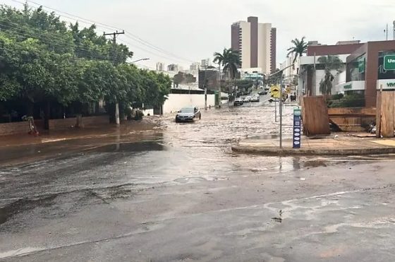 Temporal na madrugada provoca transtornos e mais de 20 bairros sem energia em Cuiabá e V