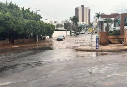 Temporal na madrugada provoca transtornos e mais de 20 bairros sem energia em Cuiabá e V