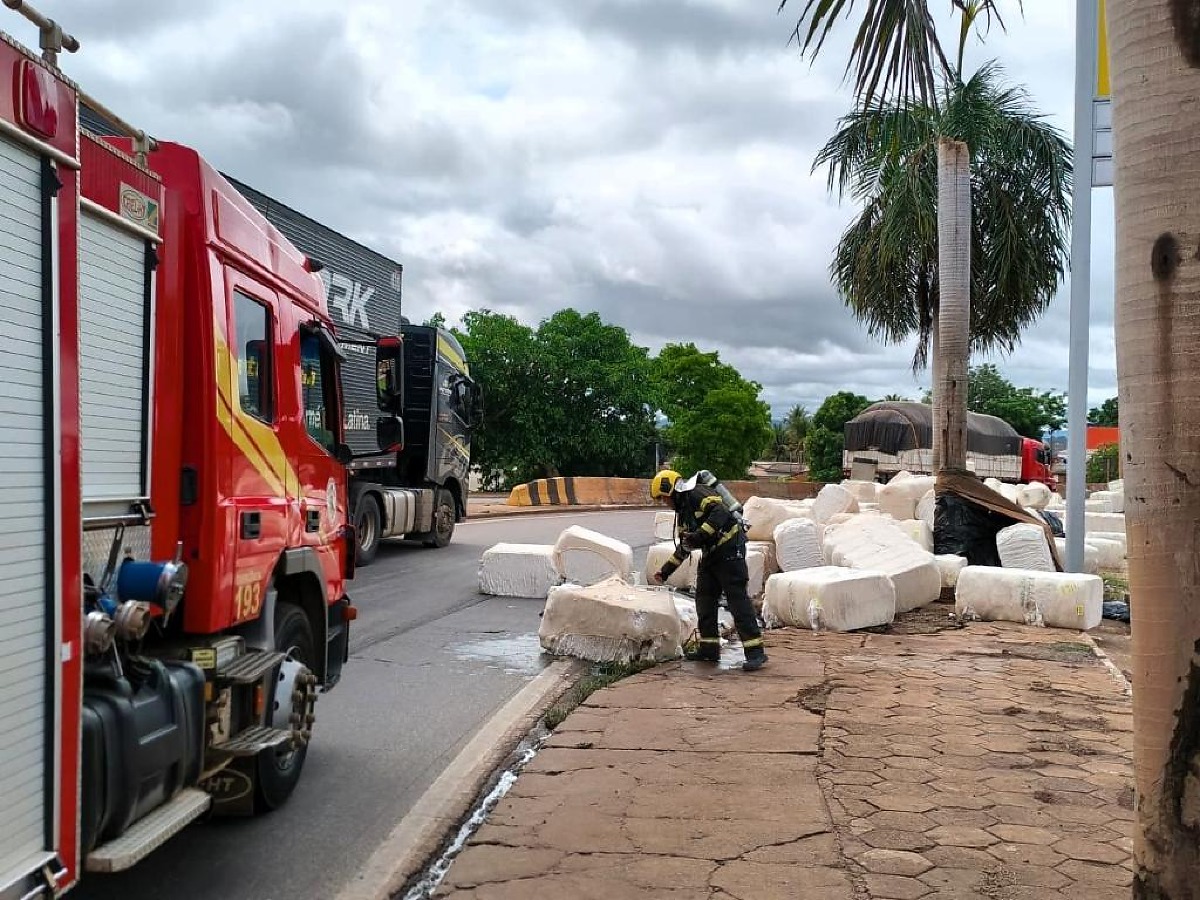 Carga de algodão tomba e pega fogo na BR-364 em Jaciara, MT
