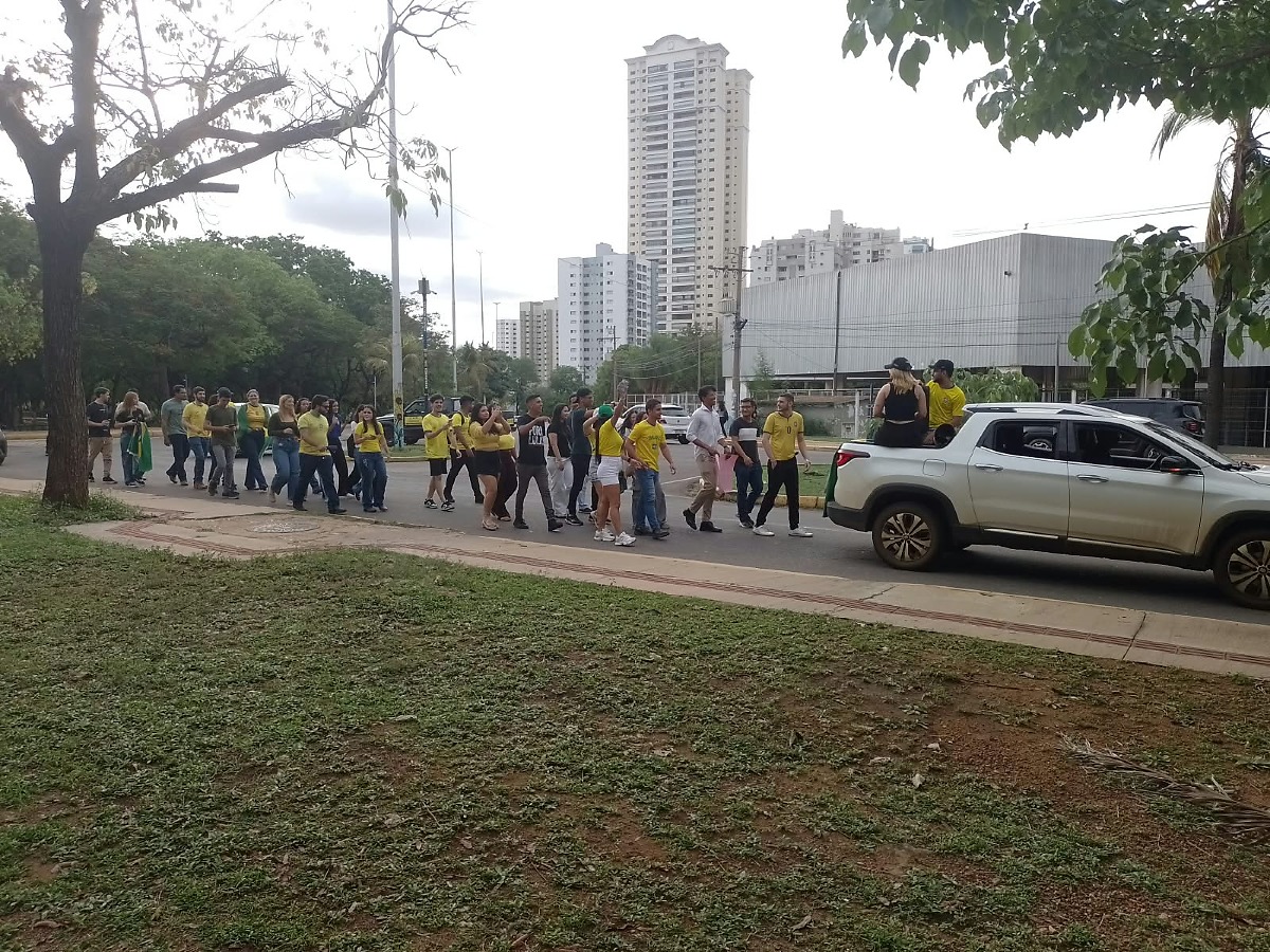 Caminhada de estudantes de direita tem baixa adesão na UFMT em Cuiabá