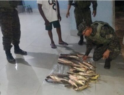 Polícia apreende 23 kg de peixe ilegal escondido atrás de igreja em Poxoréu