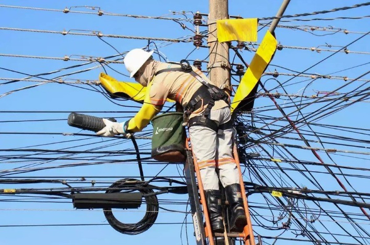 Operação retira 102 toneladas de fios irregulares em Cuiabá e interior de MT