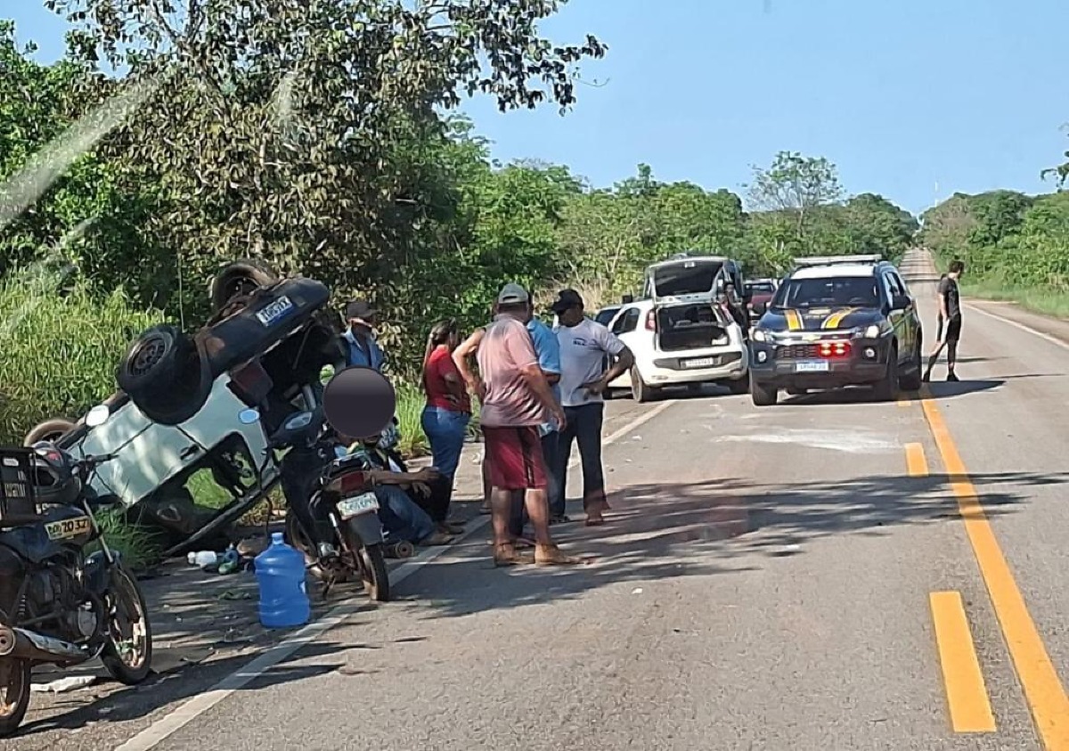 Motorista capota veículo e é socorrido em Cáceres, Mato Grosso