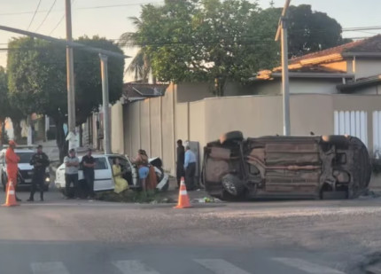 Idosa ferida após acidente - carro tombou