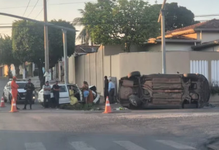 Idosa ferida após acidente - carro tombou