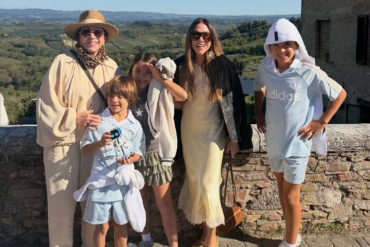 Patrícia Abravanel surge sem aliança em viagem com mãe e filhos