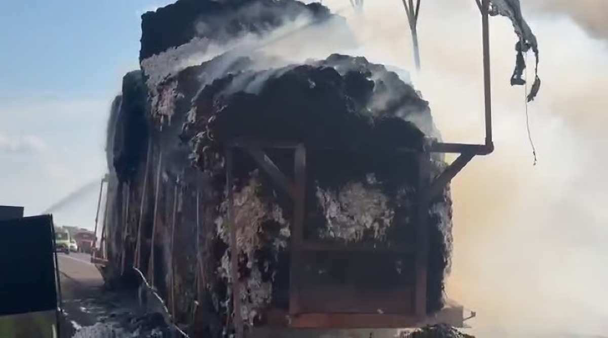 Carreta com carga de algodão pega fogo na BR-163 em Lucas do Rio Verde