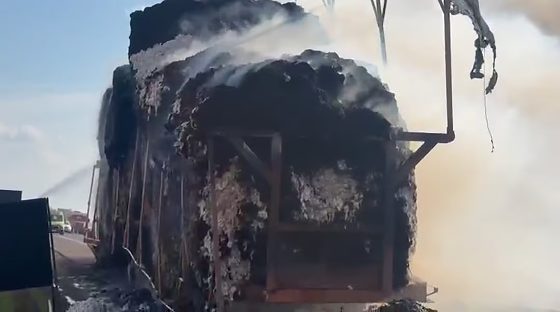 Carreta carregada com algodão pega fogo após encostar em fio de alta tensão na BR-163