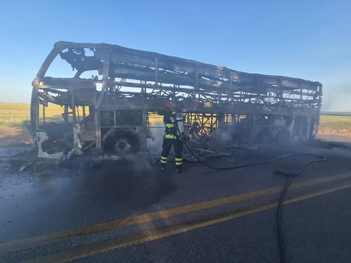 Ônibus de viagem pega fogo e fica totalmente destruído na BR-070