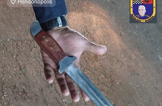 Homem com punhal agride outro após discussão por cigarros