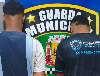 Dupla é flagrada em mata desmontando moto furtada e é presa em flagrante 