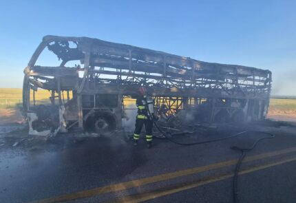 Ônibus de viagem pega fogo e fica totalmente destruído na BR-070
